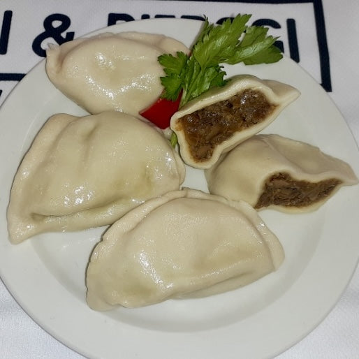 Pierogi z grzybami - håndlagde dumplings fylt med surkål og steinsopp